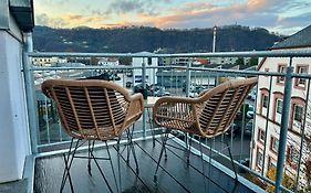 Karl Central Flats - Netflix - Parkplatz - Balkon